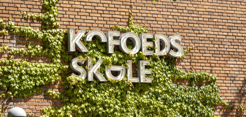 Skilt på Kofoeds Skole på Holmbladsgade 120 på Amager. Organisationen er grundlagt i 1928