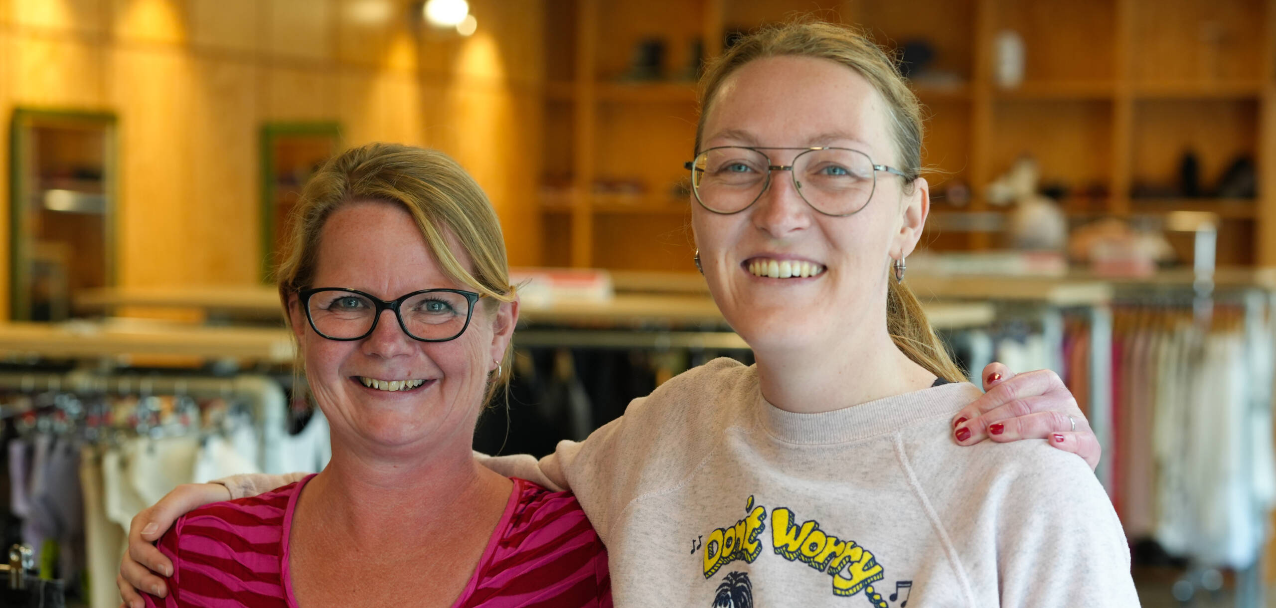 Isabella Ipsen og Gitte Vinther i Kofoeds SKoles socialøkonomiske tøjbutik