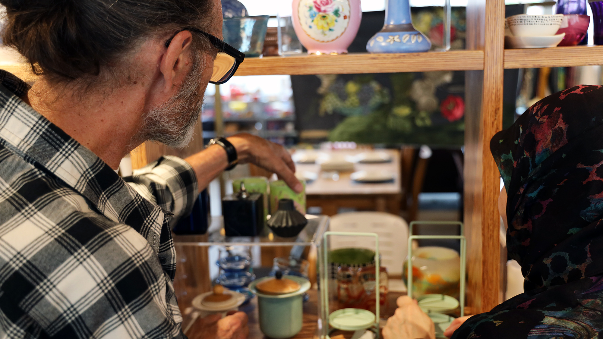 socialpædagog og elev i Kofoeds Skoles møbelbutik