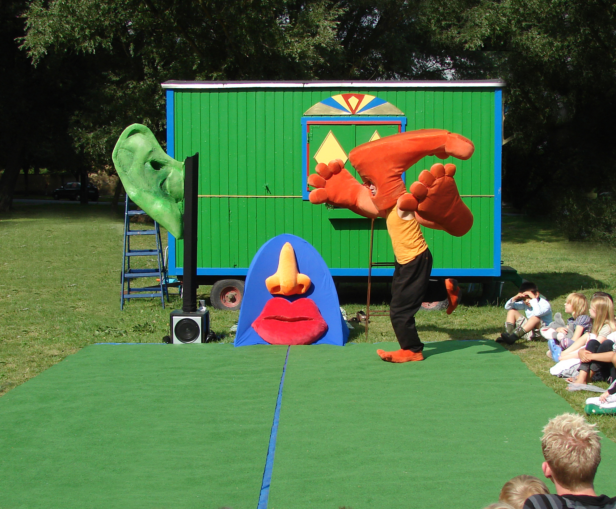 Teaterforestilling Fusskopf optræder til Høstmarked på Kofoeds Skole i 2025