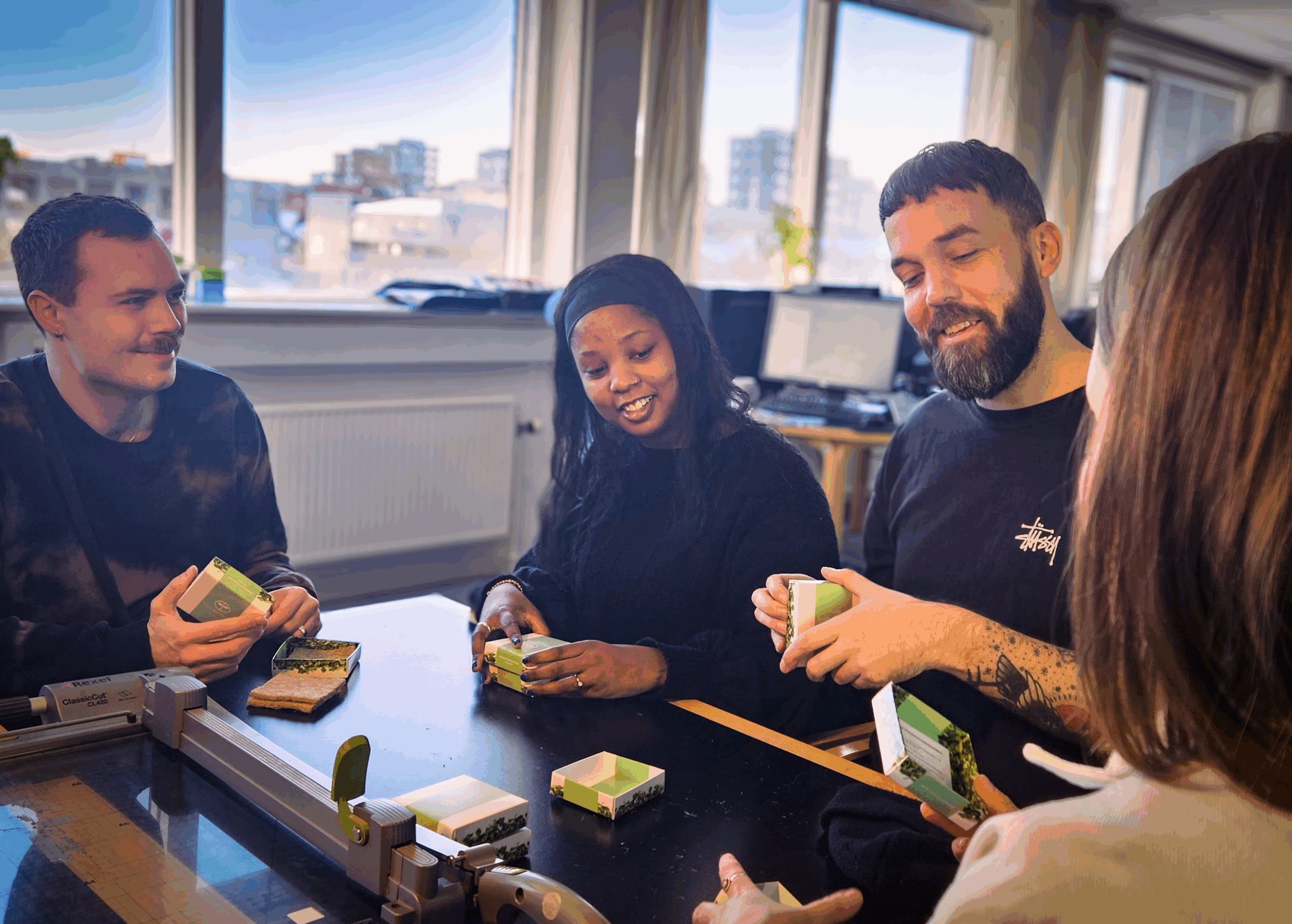 Elever løser montageopgaver i produktionsværkstedet på Kofoeds Skole