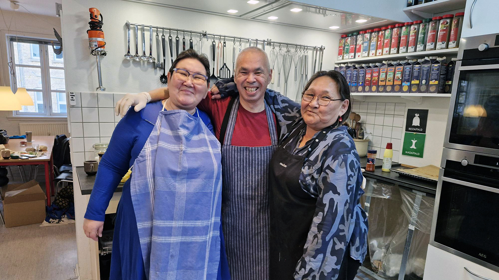 Elever og frivillig står i socialt køkken på Kofoeds Skole i Aalborg