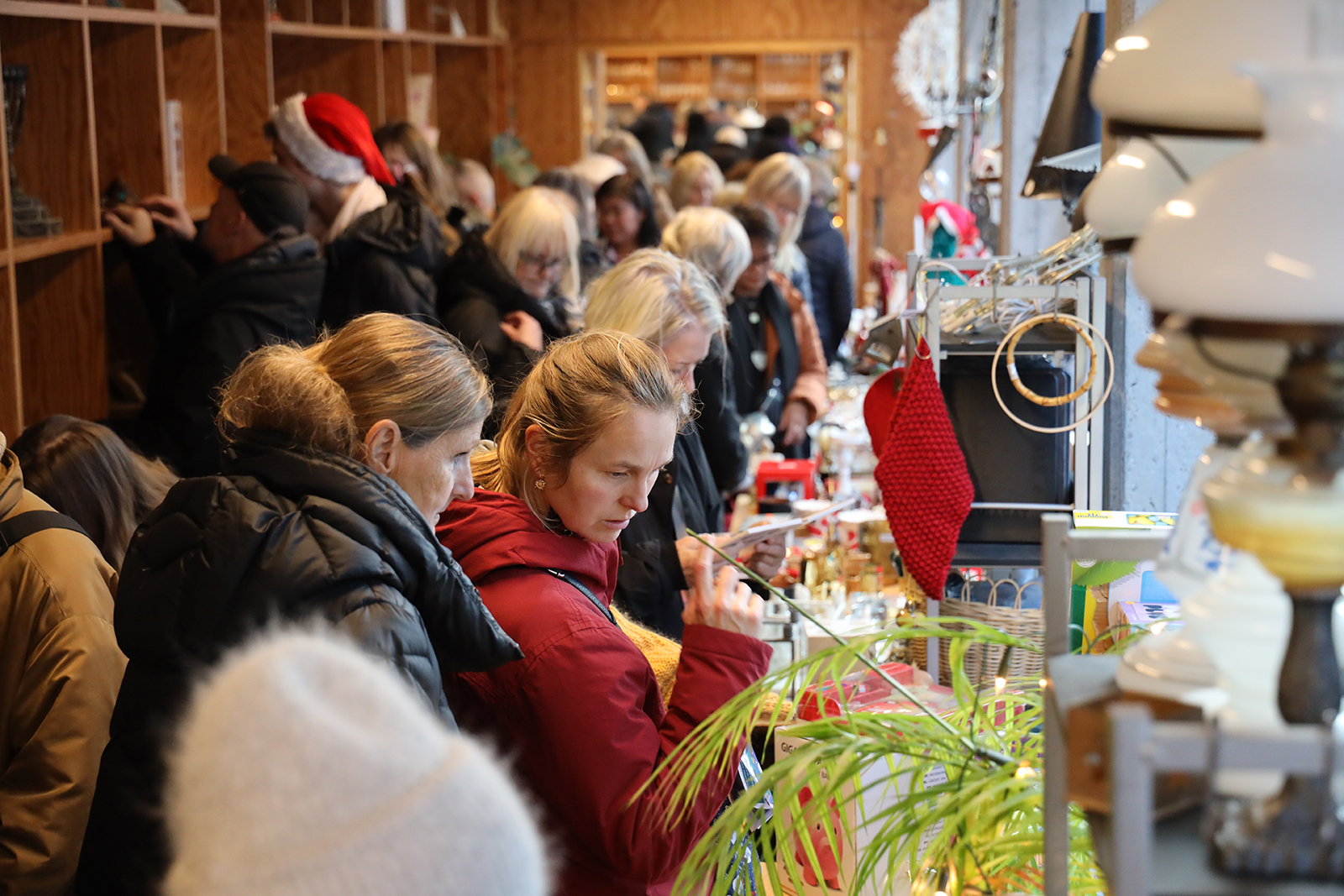 Julemarked 2025, Pressebillede 1 Kunder i Kofoeds Skoles butikker til Julemarked på Kofoeds Skole